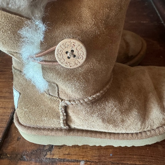 Ugg Bailey Button Sherpa lined suede foam sole round toe Youth size 12 - Picture 3 of 13